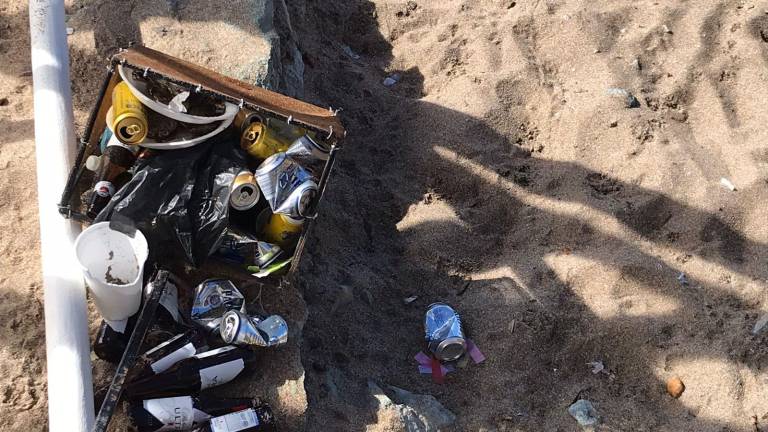 Con los festejos de Año Nuevo que organizó el Ayuntamiento de Mazatlán este 31 de diciembre en Olas Altas, miles de pequeños papeles de colores quedaron sobre el área.