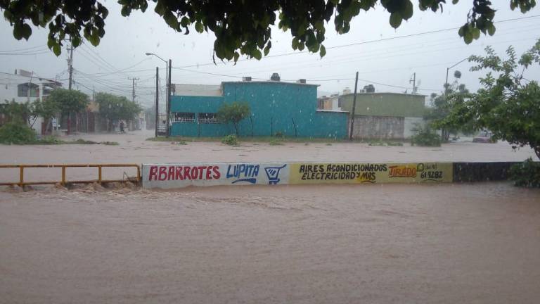 En La Foresta también se desborda el Arroyo Jabalines, en Mazatlán