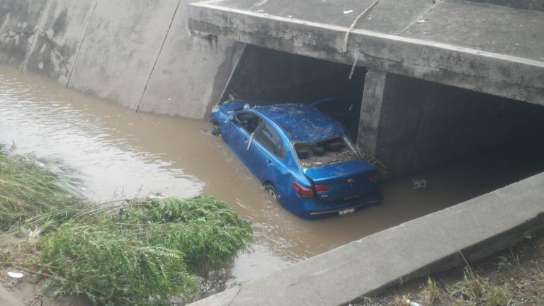 Dos vehículos caen a canales, arrastrados por las lluvias en Mazatlán