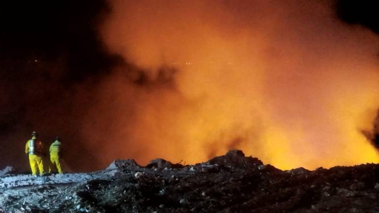 Las llamas del incendio fueron provocadas por la quema de la misma basura acumulada en el lugar.