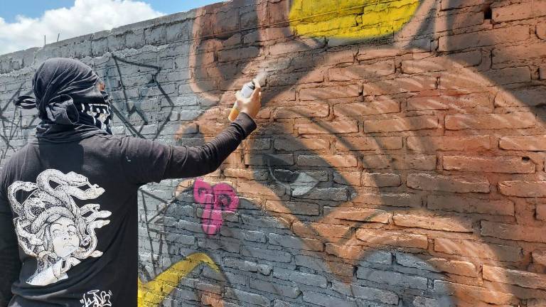 La barda pintaba con graffiti.