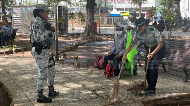 Guardia Nacional en Culiacán brinda salud, cortes de cabello y prevención en espacios públicos.
