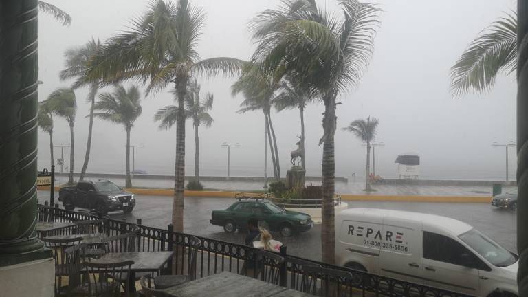 La zona de Olas Altas fue una en las que se registraron las primeras lluvias de este miércoles en Mazatlán, junto a la caída de granizo.