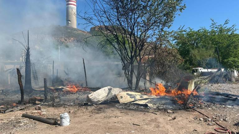 Dos viviendas de madera fueron consumidas por el fuego durante un incendio registrado este jueves en Topolobampo, Ahome.