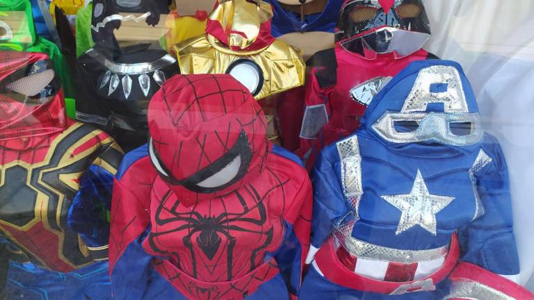 Las tiendas de venta de disfraces esperan buenas ventas.