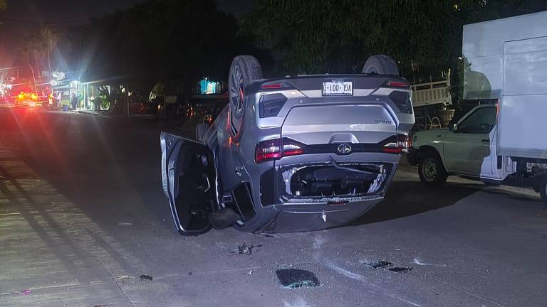 Una camioneta termina volcada tras un choque registrado en la Colonia Centro, de Los Mochis.