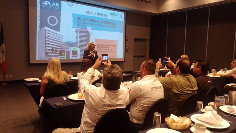 Leticia Alvarado Fuentes, directora del Instituto Municipal de Planeación de Mazatlán, habla con integrantes de AMPI.