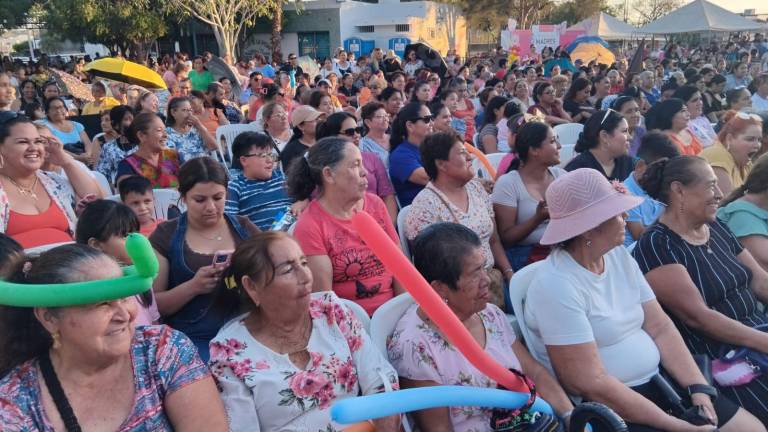 Más de 600 mamás participaron en el festejo del Día de las Madres organizado por el Ayuntamiento de Mazatlán en la colonia Casa Hogar.