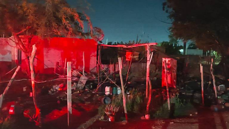 Bomberos de Los Mochis sofocaron un incendio este viernes en una vivienda en el sector La Guamuchilera.