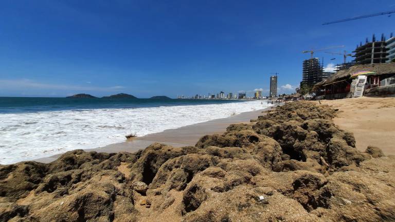 La erosión de playa sigue presente en zonas del puerto.