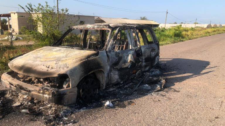 La camioneta presuntamente es una Chevrolet, de la que se desconocen datos y cómo es que llegó al lugar.
