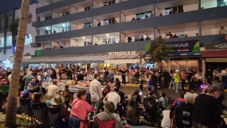Familias y turistas se congregaron de la zona de la Mujer Mazatleca hasta el Escudo para presenciar el segundo desfile del Carnaval de Mazatlán 2026.