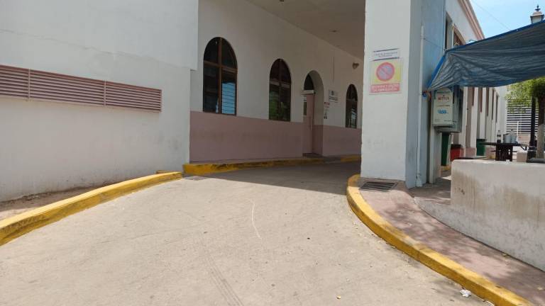 Se indicó que el adolescente fue llevado por su familia al hospital tras empezar a sentirse mal.