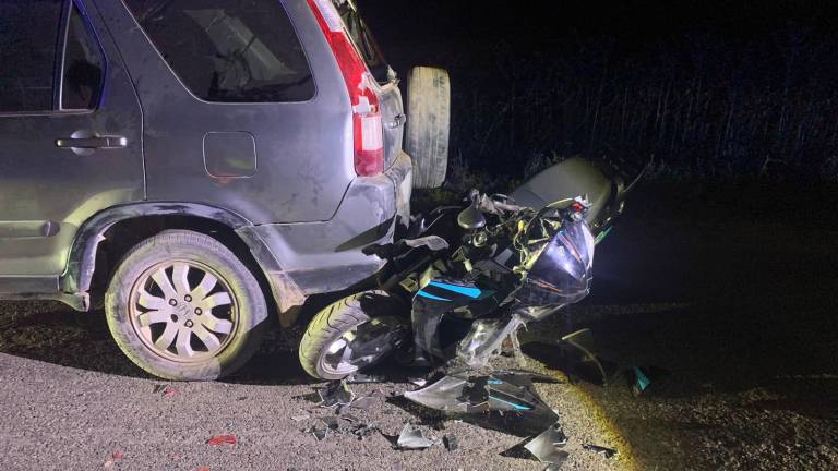 El conductor de la moto sufrió diversas lesiones tras impactarse contra la parte trasera de una camioneta sobre una carretera estatal de Guasave.