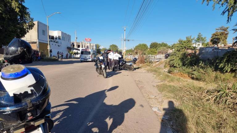 Padre e hijo viajaban en motocicleta cuando fueron sorprendidos por hombres armados.