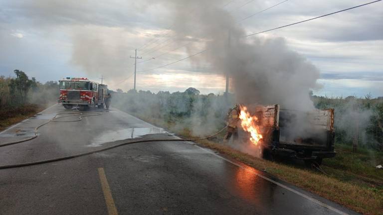 Bomberos sofocaron el incendio de una camioneta registrada a un costado de la carretera al sur de Mazatlán.