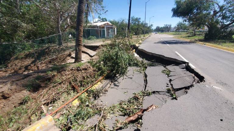 El socavón en la Avenida Sábalo Cerritos se hizo tras la lluvia del huracán ‘Pamela’.