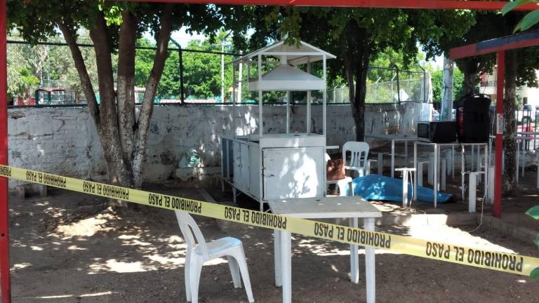 El cuerpo del policía estatal asesinado quedó al interior de un negocio de carnitas en la Colonia Industrial El Palmito, al cual habría ingresado intentando huir de la agresión.