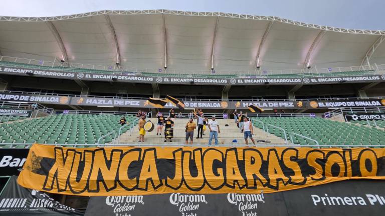 La porra y algunos aficionados acudieron al estadio.