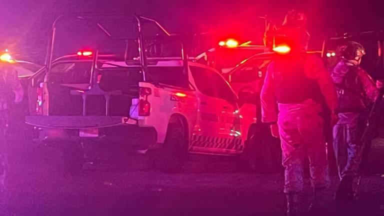 La unidad se volcó tras ser atacados por civiles armados.