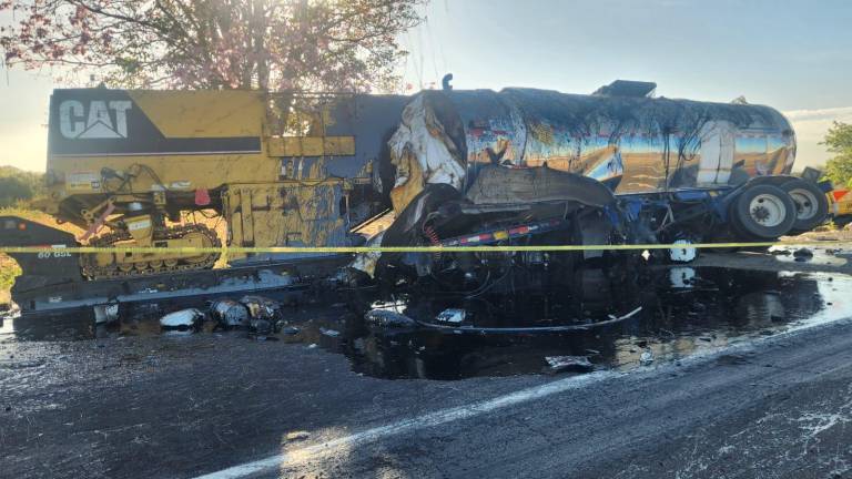Autoridades y cuerpos de rescate laboran en el kilómetro 145 de la Maxipista tras el fuerte impacto