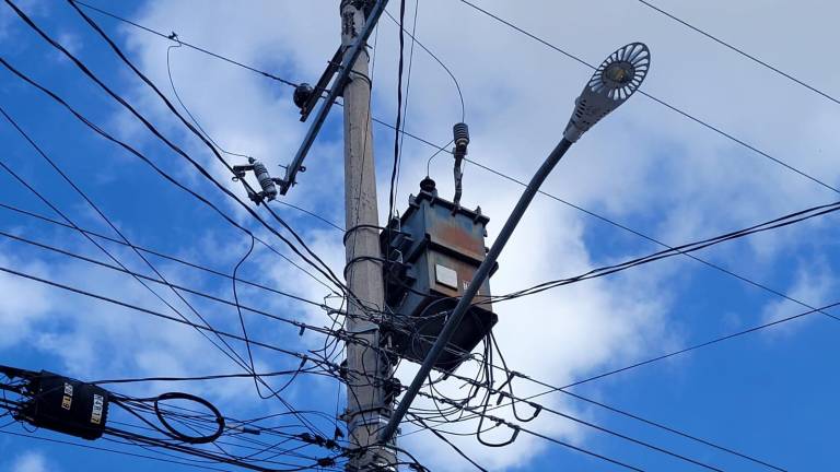 Vecinos de la Colonia República Mexicana, en Culiacán, denuncian fallas en un transformador que afecta los hogares.