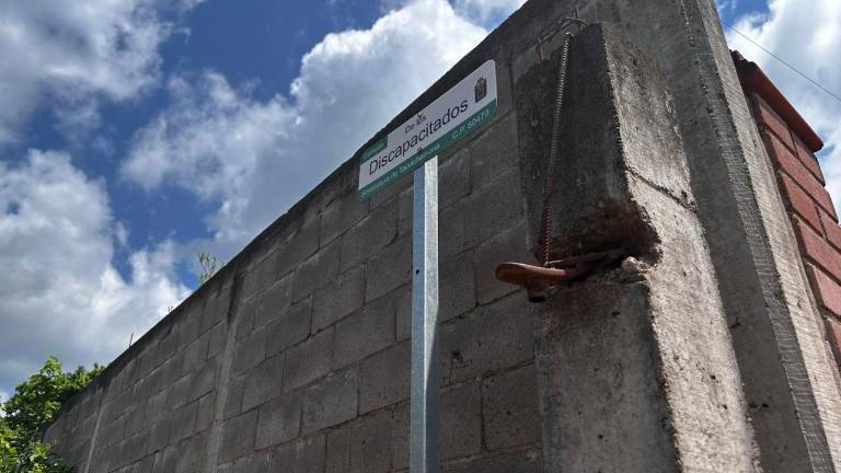 Familias de Tacuichamona enfrentan desde hace una década el cierre del callejón Discapacitados, lo que les impide acceder directamente a sus viviendas y contar con servicios básicos.