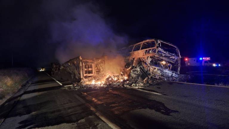 Un camión de pasajeros y un tráiler chocaron esta mañana sobre la autopista Mazatlán-Culiacán.