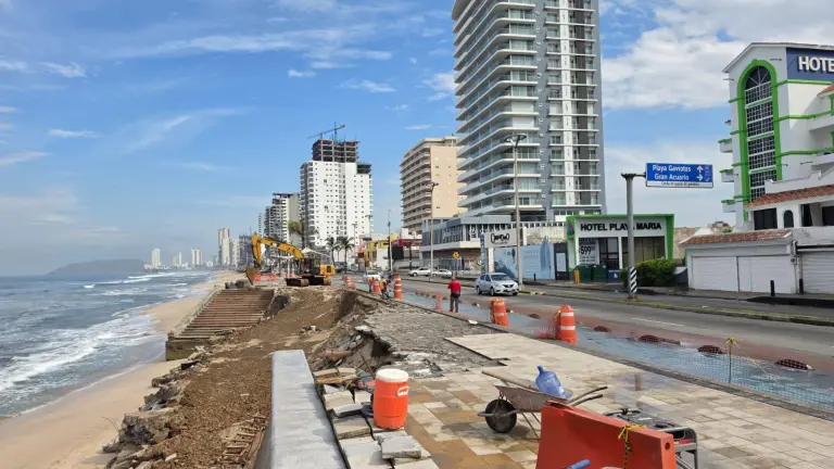 Prevén que la reparación del socavón en el malecón de Mazatlán podría durar hasta tres meses.