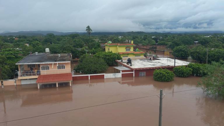 Lluvias ocasionadas por el huracán Pamela dejan comunidades de Escuinapa bajo el agua