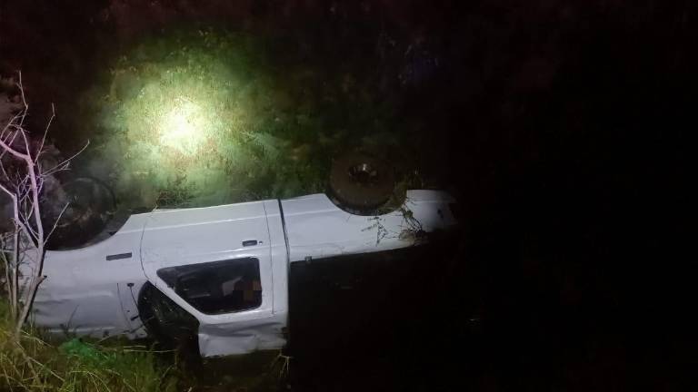 Un conductor murió tras volcar su camioneta y caer a un dren en Tamazula, Guasave; permanece sin identificar.