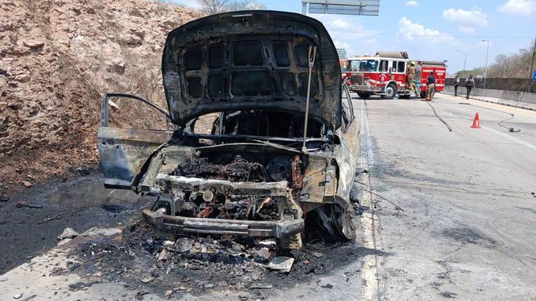 Un vehículo quedó totalmente destruido tras incendiarse cuando circulaba por la carretera México 15.