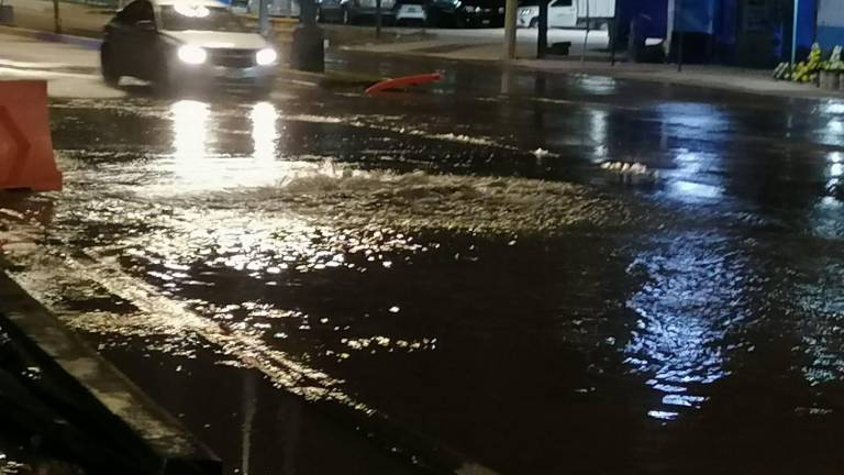 La fuga de agua tras la ruptura de la tubería de la recién remodelada vialidad.