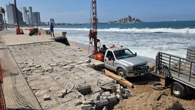 Estudios en la zona del malecón de Mazatlán donde se formó un socavón por el oleaje.