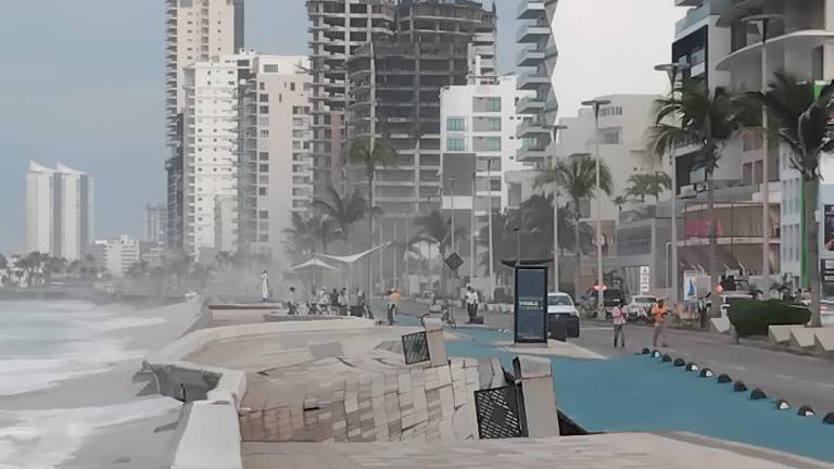 El nuevo tramo del malecón de Mazatlán colapsado por el oleaje fuerte.