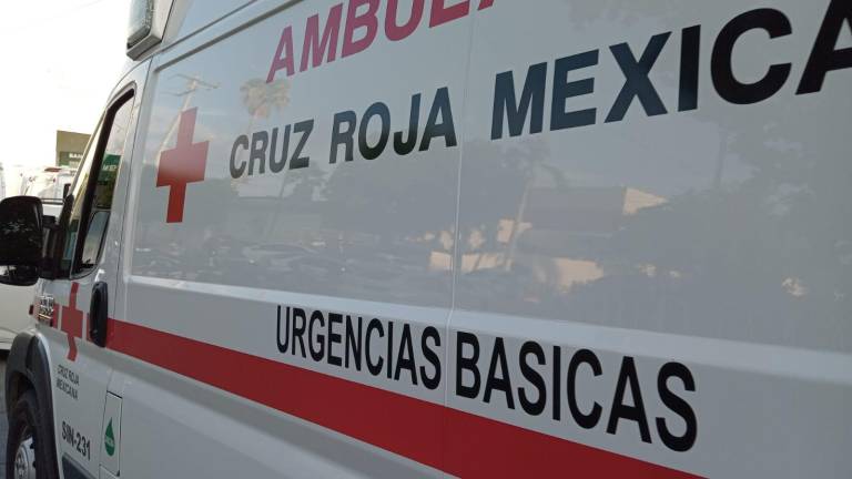 La víctima fue atendida por paramédicos de Cruz Roja y después trasladada a un hospital.