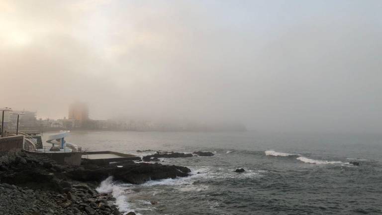 La bahía de Mazatlán, al igual que el resto de la ciudad, amaneció cubierta de neblina.