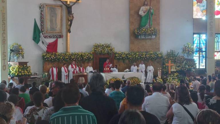 Durante la misa, Monseñor Mario Espinosa Contreras, pidió por los damnificados de la Arquidiócesis de Acapulco afectados por el paso del huracán Otis.