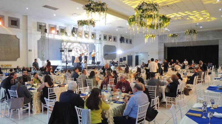 Disfrutan rotarios de queso, pan y vino con causa