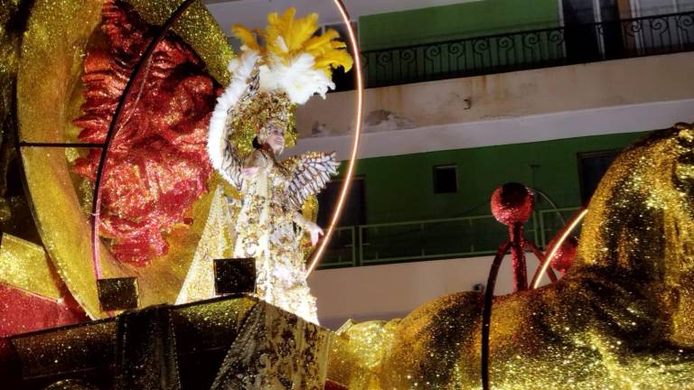 Los soberanos del Carnaval, como la Reina Anahí I, recorrieron el malecón en el desfile de cierre ante miles de asistentes.