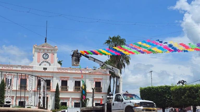 Autoridades preparan la decoración para las Fiestas Patrias.