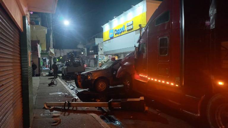 Un tráiler y una camioneta de la Secretaría de Marina chocaron en el Centro de Escuinapa, dejando dos lesionados.