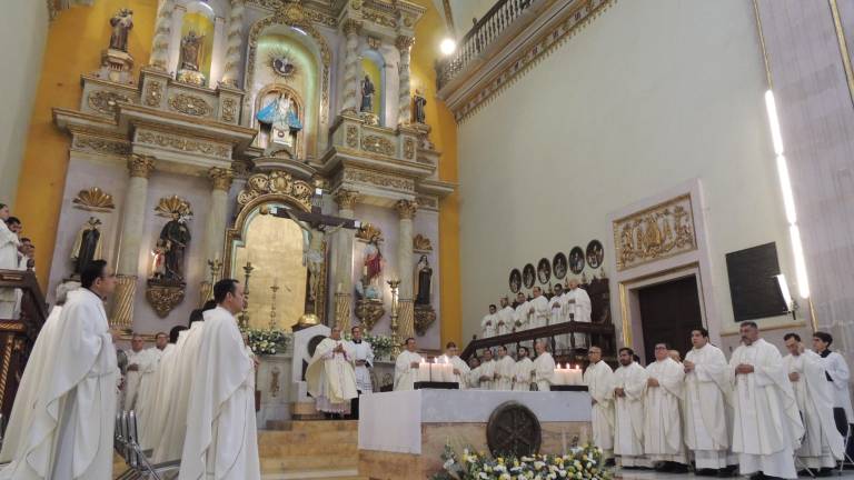 Sacerdotes celebran la Misa Crismal en Catedral.