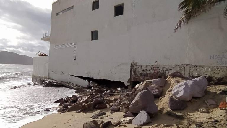 El huracán Pamela y olas del mar abren pared de un hotel de la Zona Dorada, en Mazatlán