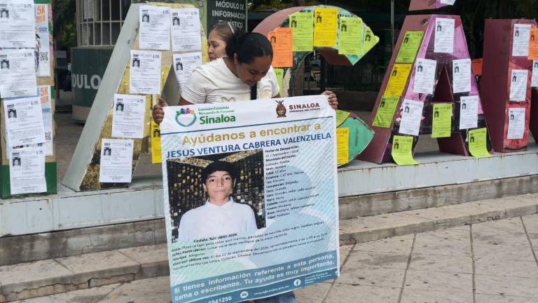 Familiares de Jesús, de 13 años, protestan en el Centro de Culiacán exigiendo su localización a 11 días de estar desaparecido.