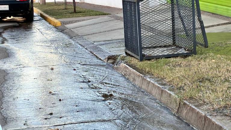 En la colonia Montebello, en Culiacán, vecinos denuncian una fuga de agua.