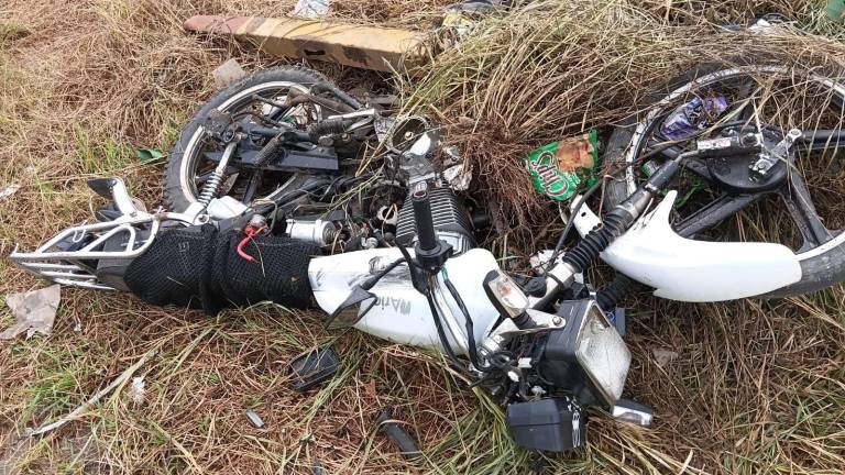 El cuerpo de un hombre fue localizado sin vida junto a una motocicleta en la zona industrial.