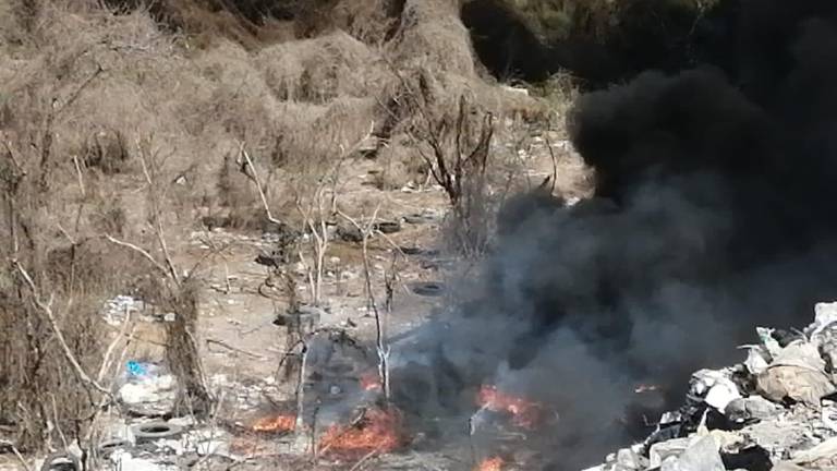 Un incendio se registra en el basurón municipal de Mazatlán y el fuego se extiende en varias zonas del sitio.