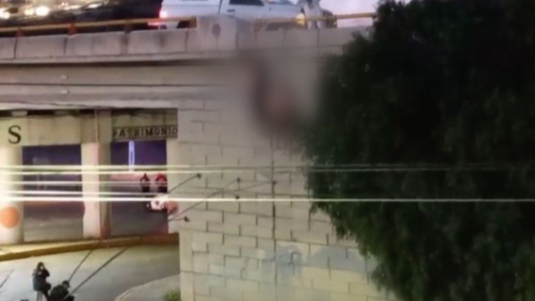 Seis personas muertas, 4 colgados y 2 tirados juntos a ellos, encontraron en un puente vehicular en Zacatecas.