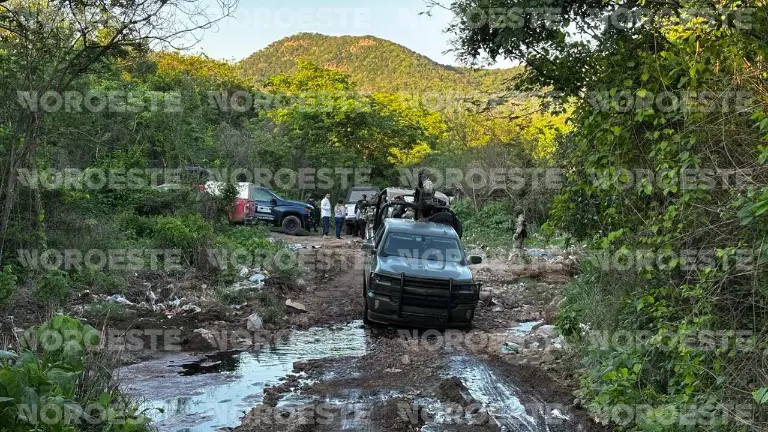 Autoridades se trasladaronn al camino donde fueron localizados los cadáveres de una mujer y un hombre este martes en Mazatlán.